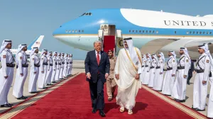 Doha, Katar - 15. maj 2025:Američki predsjednik Donald Trump doputovao je u srijedu u Dohu gdje ga je na aerodromu dočekao katarski emir Temim Bin Hamed Al Sani (Amiri Diwan of the State of Qatar - Anadolu Agency)/