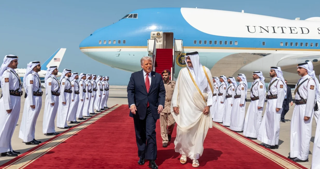 Doha, Katar - 15. maj 2025:Američki predsjednik Donald Trump doputovao je u srijedu u Dohu gdje ga je na aerodromu dočekao katarski emir Temim Bin Hamed Al Sani (Amiri Diwan of the State of Qatar - Anadolu Agency)/