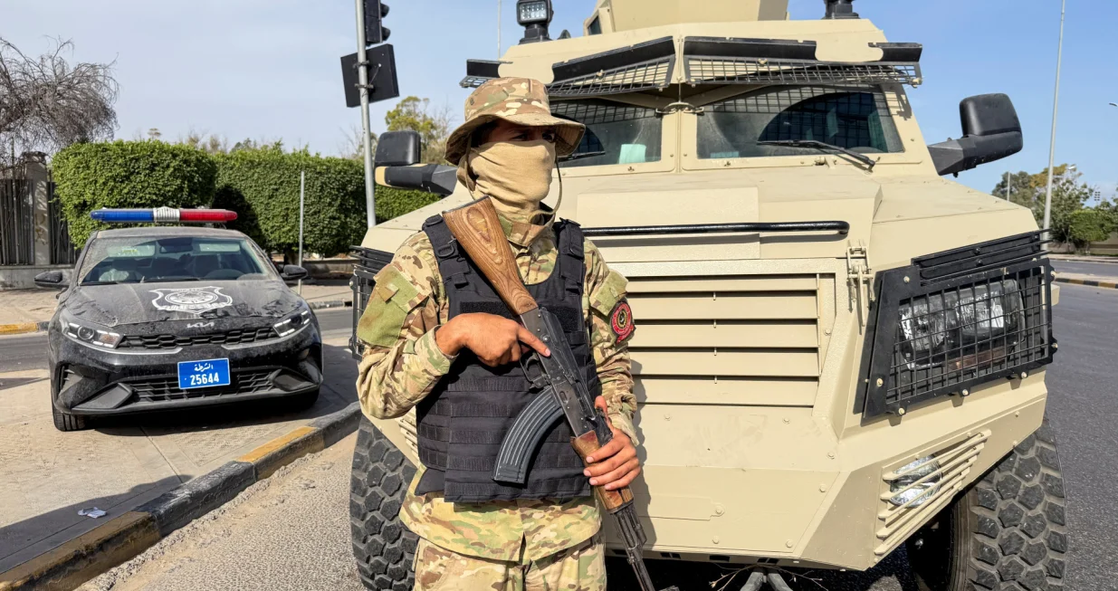 A member of the 444 Brigade of the Libyan Army, a unit serving the Government of National Unity (GNU) and Prime Minister Abdulhamid al-Dbeibah, stands guard at Abu Salim area, in Tripoli, Libya, May 13, 2025. REUTERS/Ayman al-Sahili/Ayman Al-sahili