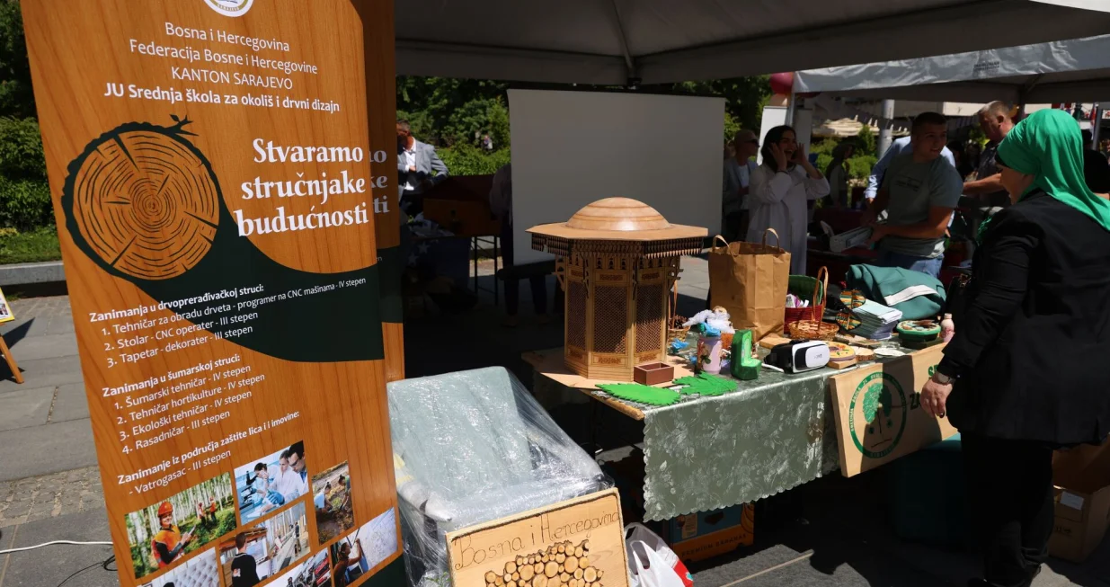 SARAJEVO, 14. maja (FENA) - Na platou ispred ARIA centra održan Sajam srednjih škola u Kantonu Sarajevo.Sajam je namijenjen učenicima završnih razreda osnovnih škola, njihovim roditeljima i nastavnicima, s ciljem pružanja jasnih i korisnih informacija o nastavnim programima, vannastavnim aktivnostima, uslovima upisa i mogućnostima koje svaka škola nudi. (Foto FENA/Harun Muminović)/Harun Muminović