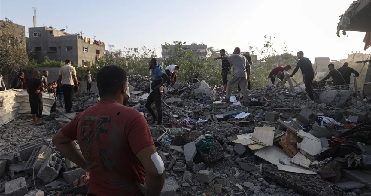 Palestinci pretražuju ruševine u potrazi za preživjelima i tijelima stradalih nakon izraelskog napada na područje Jibalije u Pojasu Gaze u posljednja 24 sata/Khames Alrefi