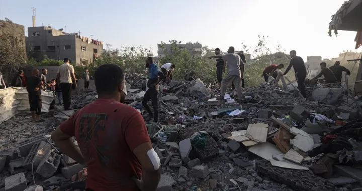 Palestinci pretražuju ruševine u potrazi za preživjelima i tijelima stradalih nakon izraelskog napada na područje Jibalije u Pojasu Gaze u posljednja 24 sata/Khames Alrefi