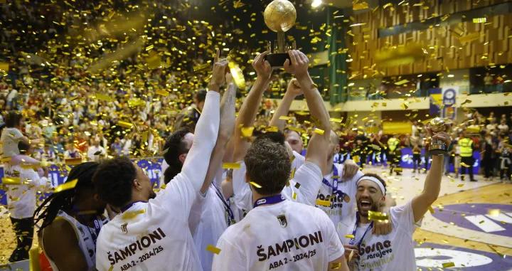 Slavlje nakon meča (FOTO: Damir Deljo/Oslobođenje)