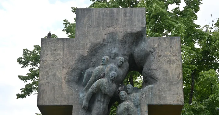 Spomenik "Za krst časni" je sol na ranu žrtvama/Andrej Bjeloš