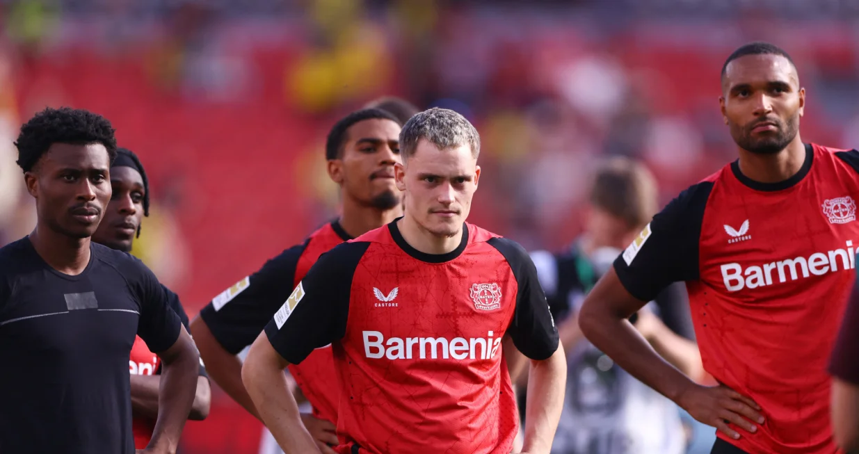 Soccer Football - Bundesliga - Bayer Leverkusen v Borussia Dortmund - BayArena, Leverkusen, Germany - May 11, 2025 Bayer Leverkusen's Florian Wirtz and Jonathan Tah look dejected with teammates after the match REUTERS/Thilo Schmuelgen DFL REGULATIONS PROHIBIT ANY USE OF PHOTOGRAPHS AS IMAGE SEQUENCES AND/OR QUASI-VIDEO.