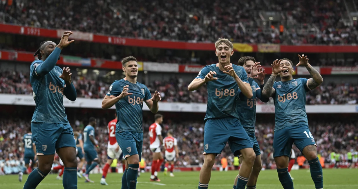 Soccer Football - Premier League - Arsenal v AFC Bournemouth - Emirates Stadium, London, Britain - May 3, 2025 AFC Bournemouth's Dean Huijsen celebrates scoring their first goal with teammates REUTERS/Tony O Brien EDITORIAL USE ONLY. NO USE WITH UNAUTHORIZED AUDIO, VIDEO, DATA, FIXTURE LISTS, CLUB/LEAGUE LOGOS OR 'LIVE' SERVICES. ONLINE IN-MATCH USE LIMITED TO 120 IMAGES, NO VIDEO EMULATION. NO USE IN BETTING, GAMES OR SINGLE CLUB/LEAGUE/PLAYER PUBLICATIONS. PLEASE CONTACT YOUR ACCOUNT REPRESENTATIVE FOR FURTHER DETAILS..