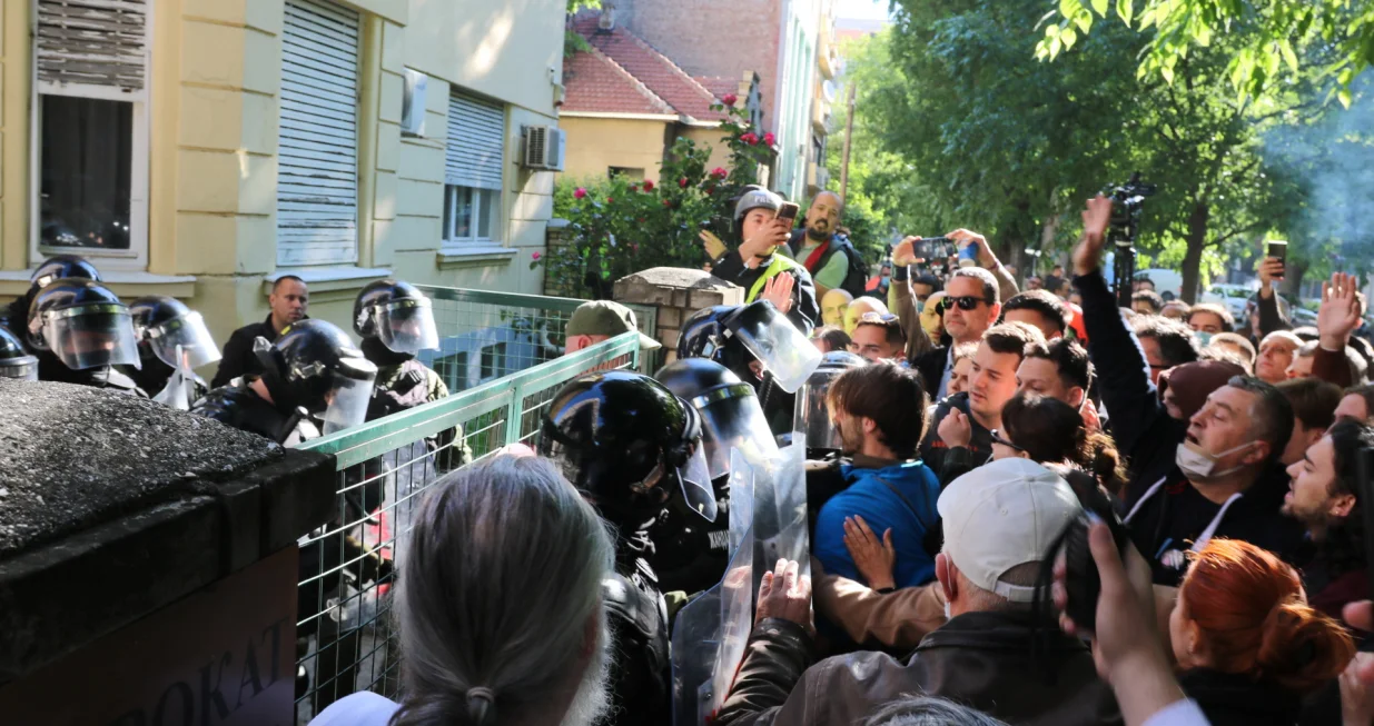 Novi Sad, Srbija - 15. maj 2025: Pripadnici Interventne jedinice policije i ЕЅandarmerije intervenisali su jutros ispred zgrade pravosudnih organa u Novom Sadu u pokuЕЎaju da razbiju blokadu ove zgrade na koju su pozvali studenti u blokadama. (Aleksandar JovanoviД‡ - Anadolu Agency)/