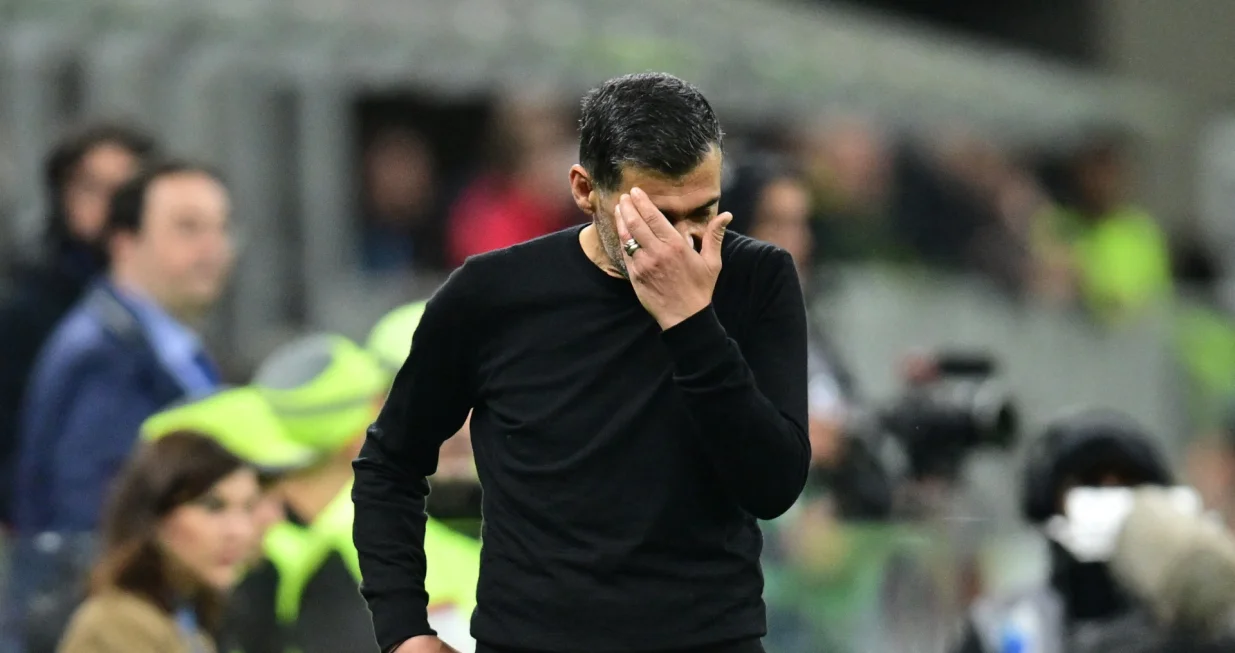 Soccer Football - Serie A - AC Milan v Atalanta - San Siro, Milan, Italy - April 20, 2025 AC Milan coach Sergio Conceicao reacts REUTERS/Daniele Mascolo