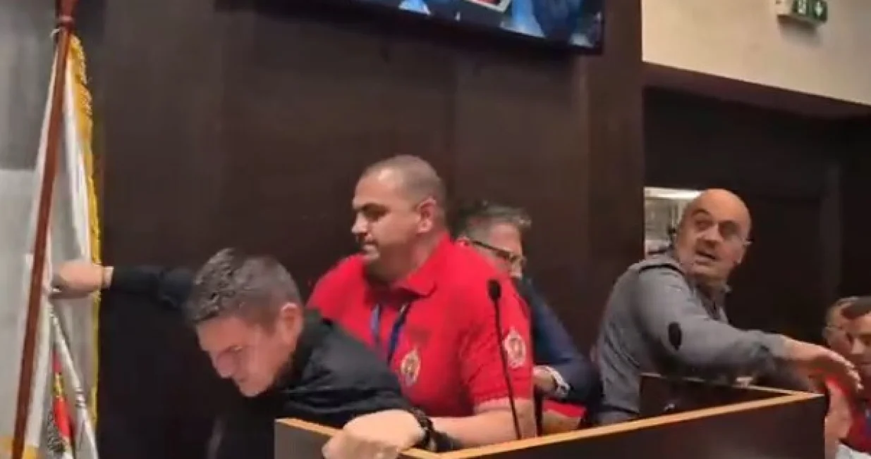 Skupština grada Kraljevo, Srbija, tuča opozicionara i obezbjeđenja/Prtsc