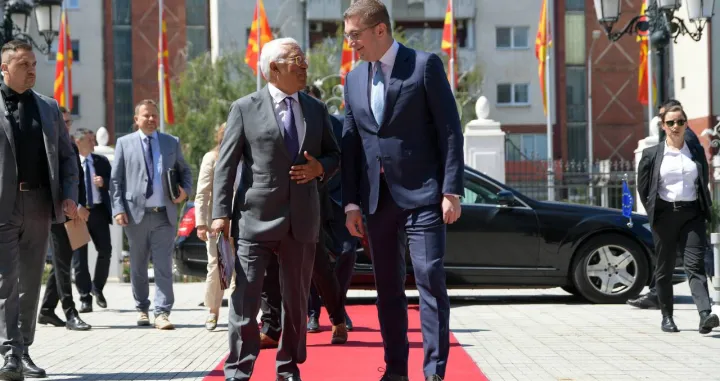 Skoplje, Sjeverna Makednonija - 15. maj 2025:Premijer Sjeverne Makedonije Hristijan Mickoski izjavio je da je put ka punopravnom ДЌlanstvu njegove zemlje u Evropskoj uniji (EU) frustrirajuД‡i, teЕѕak i pun izazova. Nakon sastanka s predsjednikom Evropskog vijeД‡a Antoniom Costom, koji boravi u posjeti Skoplju, Mickoski je na zajedniДЌkoj konferenciji za medije rekao da Д‡e posveД‡enost njegove zemlje evropskim integracijama ostati snaЕѕna i da Д‡e se u narednom periodu dodatno pojaДЌati, jer, kako je rekao, vjeruje da buduД‡nost makedonskih graД'ana leЕѕi u okviru evropske porodice (Qeveria e MaqedonisГ« sГ« Veriut - Anadolu Agency)/