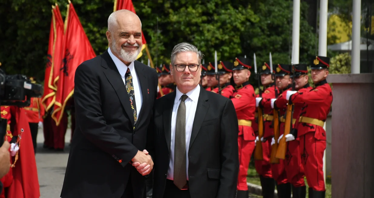 TIRANA, ALBANIJA - 15. MAJ 2025.Premijer Velike Britanije Keir Starmer izjavio je da je Albanija snažan saveznik NATO-a i da će zajedno raditi na proizvodnji i prodaji vojnih vozila.Starmer boravi u zvaničnoj posjeti Albaniji, gdje se sastao s albanskim predsjednikom Bajramom Begajem, a svečani prijem upriličio mu je u Tirani premijer Edi Rama. (Olsi Shehu - Anadolu Agency)/