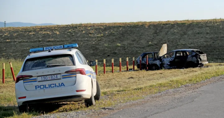 14.05.2025., Zagreb - Uz nasip u Odranskom Obrezu tijekom noci vatrogasci su ugasili dva zapaljena automobila uz cestu, u tijeku je policijski ocevid. Photo: Zeljko Lukunic/PIXSELL/Zeljko Lukunic/pixsell
