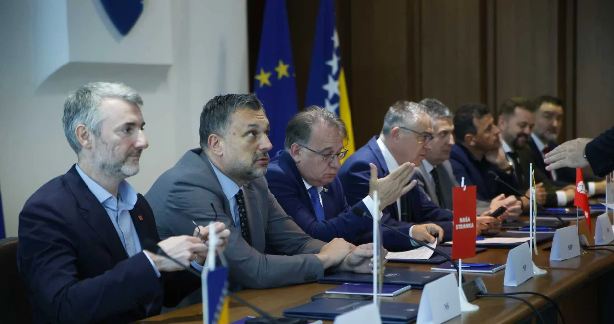 Sporazum stranaka na nivou države BiH o uspostavi nove koalicije, dvije trojke iz RS i FBiH - SDS, PDP, SDP, NiP, NS, ZPR, te NES, Naprijed, ZNG, zgrada Parlamenta BiH/Damir Deljo/