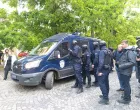Novi Sad, Srbija - 16. maj 2025: Napetost i naguravanje izmeД'u demonstranata i policije nastavlja se i drugog dana blokade zgrade pravosudnih organa u Novom Sadu. Pripadnici interventne jedinice policije i Еѕandarmerije su pokuЕЎali odgurati graД'ane koji su stajali na ДЌetiri ulaza u novosadsku palatu pravde, a najЕѕeЕЎД‡i okrЕЎaji su se dogodili na dva boДЌna ulaza u zgradu. (Aleksandar Savanovic - Anadolu Agency)/