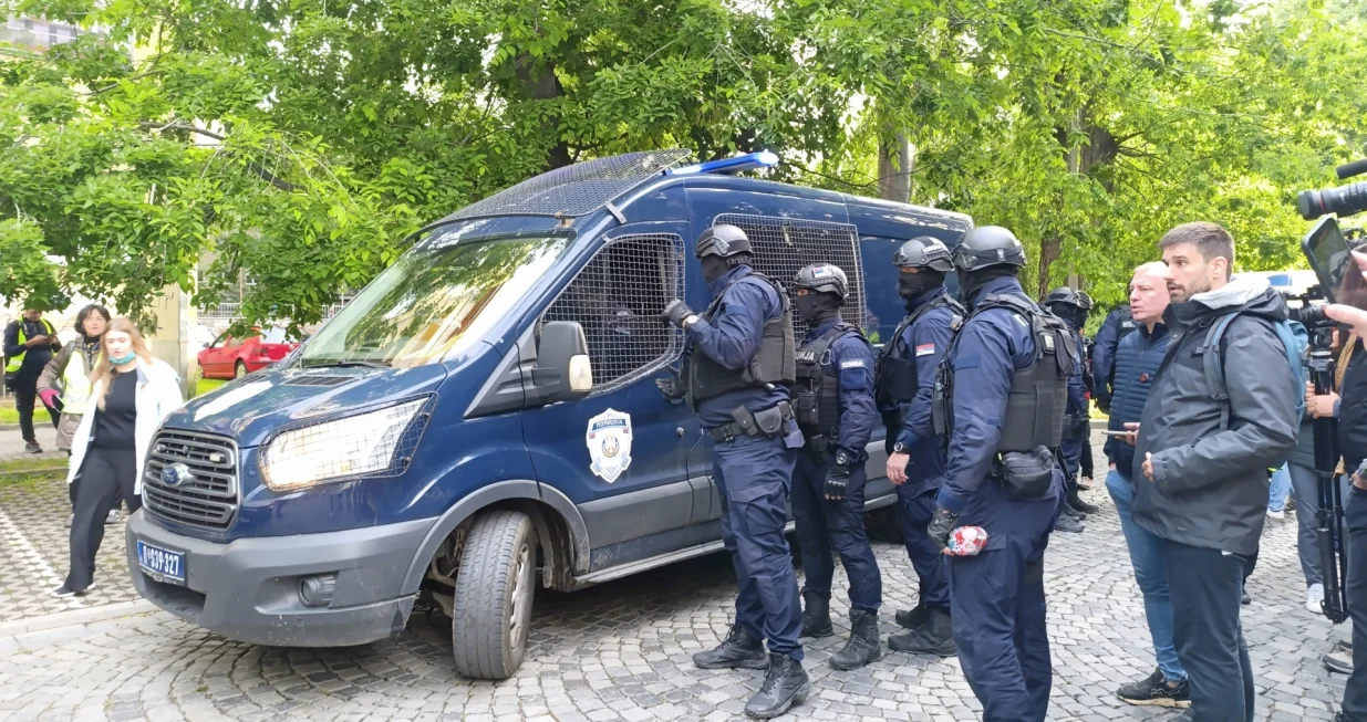 Novi Sad, Srbija - 16. maj 2025: Napetost i naguravanje izmeД'u demonstranata i policije nastavlja se i drugog dana blokade zgrade pravosudnih organa u Novom Sadu. Pripadnici interventne jedinice policije i Еѕandarmerije su pokuЕЎali odgurati graД'ane koji su stajali na ДЌetiri ulaza u novosadsku palatu pravde, a najЕѕeЕЎД‡i okrЕЎaji su se dogodili na dva boДЌna ulaza u zgradu. (Aleksandar Savanovic - Anadolu Agency)/