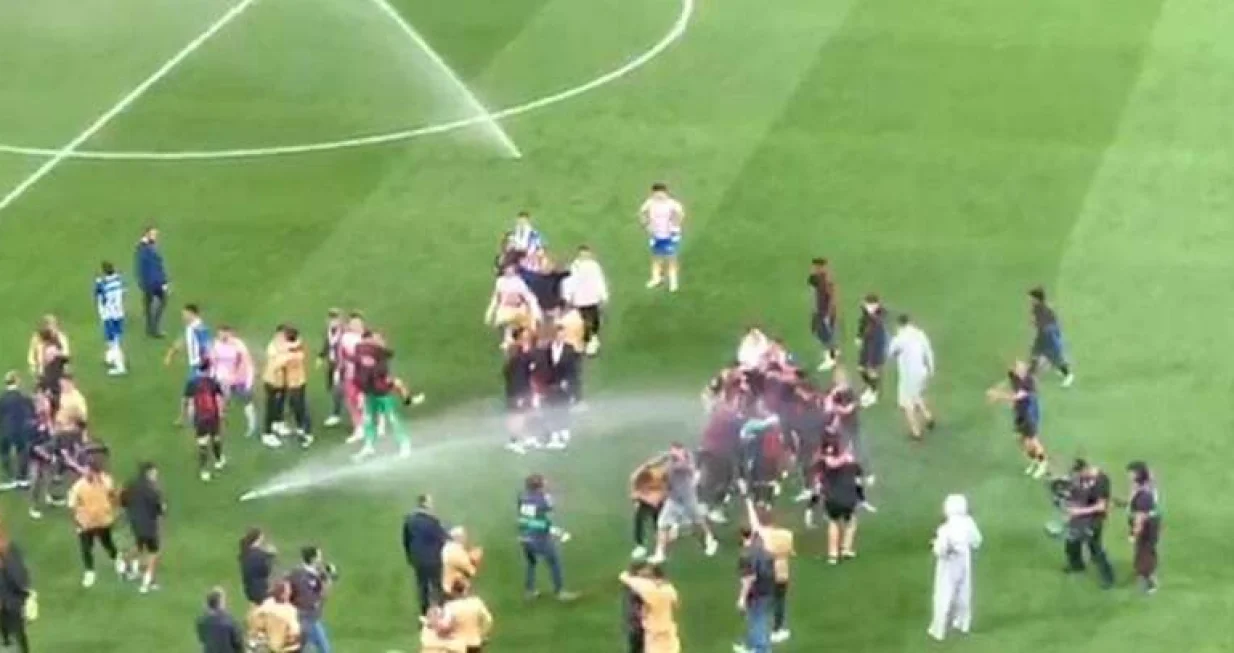 Hansi Flick i igrači Barcelone (FOTO: Screenshot/X)