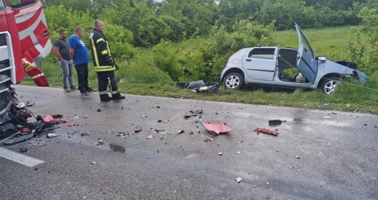 Uništena vozila na mjestu nesreće/Vatrogasci RS/