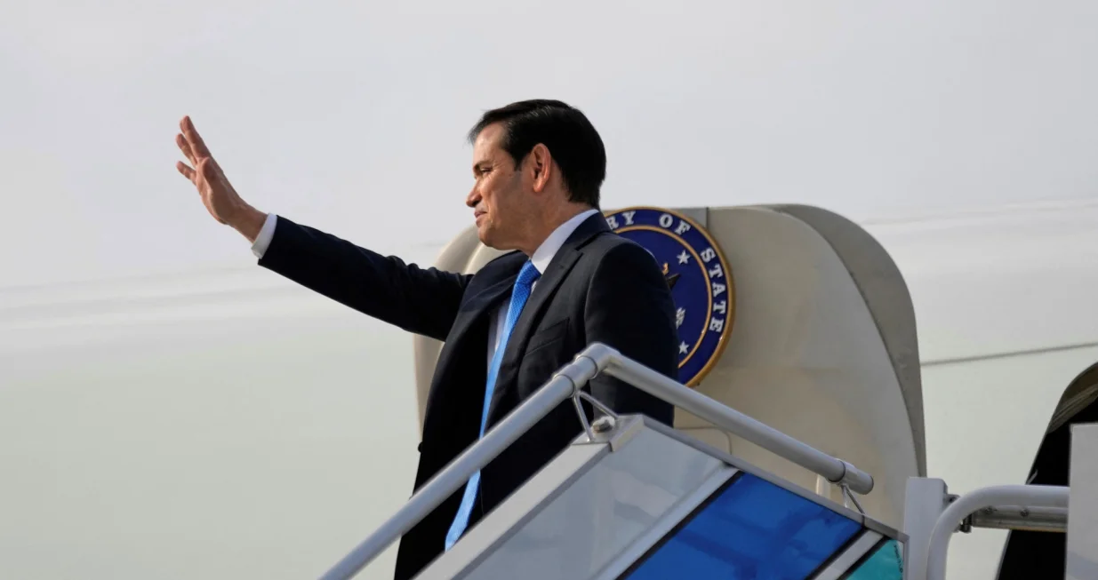 U.S. Secretary of State Marco Rubio boards a plane en route to Istanbul, departing from Antalya, Turkey, May 16, 2025. Khalil Hamra/Pool via REUTERS/Khalil Hamra