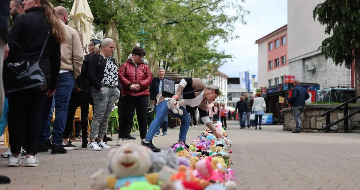 U Bihaću performans u znak sjećanja na 102 djece ubijene tokom rata u Prijedoru/Fena
