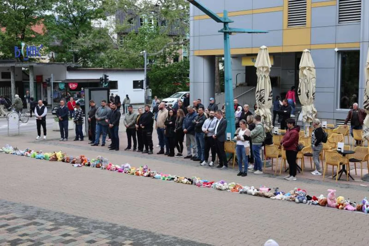 U Bihaću performans u znak sjećanja na 102 djece ubijene tokom rata u Prijedoru/Fena