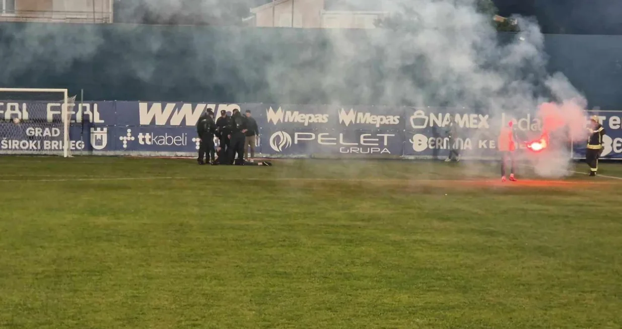 Široki Brijeg - Sarajevo utrčavanje u teren po završetku utakmice 