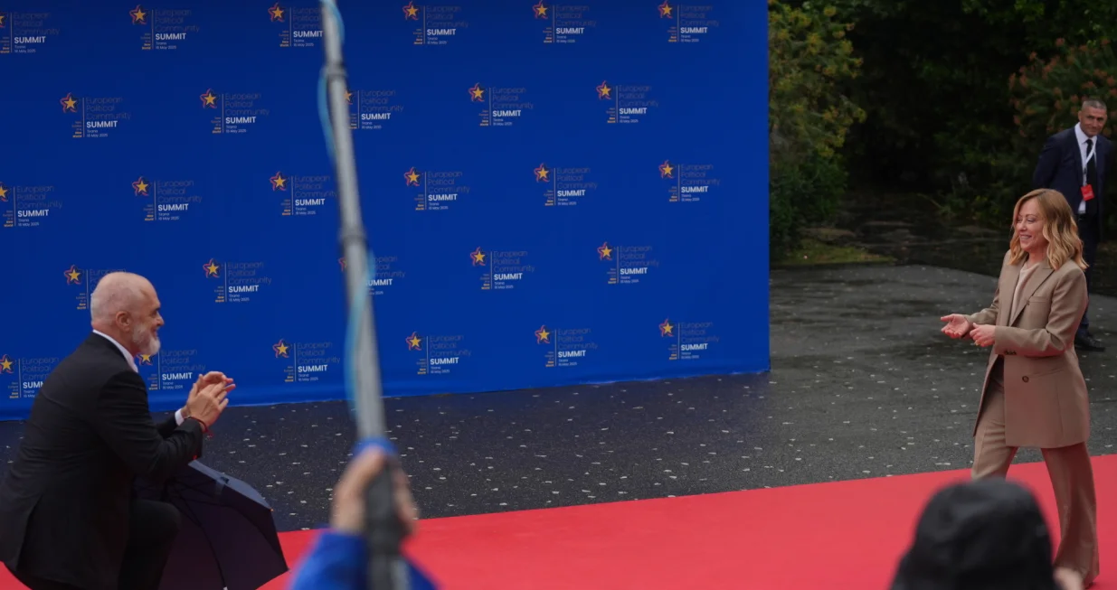 TIRANA, ALBANIJA - 16. MAJ 2025.U Albaniji je poДЌeo 6. samit Evropske politiДЌke zajednice pod motom вЂњNova Evropa u novom svijetuвЂњ, okupljajuД‡i ЕЎefove drЕѕava i vlada, kao i predstavnike kljuДЌnih meД'unarodnih institucija.Premijer Albanije Edi Rama doДЌekao je lidere i zvaniДЌnike uДЌesnike samita na Skenderbegovom trgu u Tirani, ukljuДЌujuД‡i i predsjednika Turske Recepa Tayyipa Erdogana i premijerku Italije Giorgiju Meloni. Rama je Meloni doДЌeka kleknuvЕЎi na crvenom tepihu (ErГ§in ErtГјrk - Anadolu Agency)/