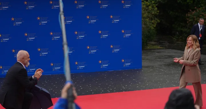 TIRANA, ALBANIJA - 16. MAJ 2025.U Albaniji je poДЌeo 6. samit Evropske politiДЌke zajednice pod motom вЂњNova Evropa u novom svijetuвЂњ, okupljajuД‡i ЕЎefove drЕѕava i vlada, kao i predstavnike kljuДЌnih meД'unarodnih institucija.Premijer Albanije Edi Rama doДЌekao je lidere i zvaniДЌnike uДЌesnike samita na Skenderbegovom trgu u Tirani, ukljuДЌujuД‡i i predsjednika Turske Recepa Tayyipa Erdogana i premijerku Italije Giorgiju Meloni. Rama je Meloni doДЌeka kleknuvЕЎi na crvenom tepihu (ErГ§in ErtГјrk - Anadolu Agency)/