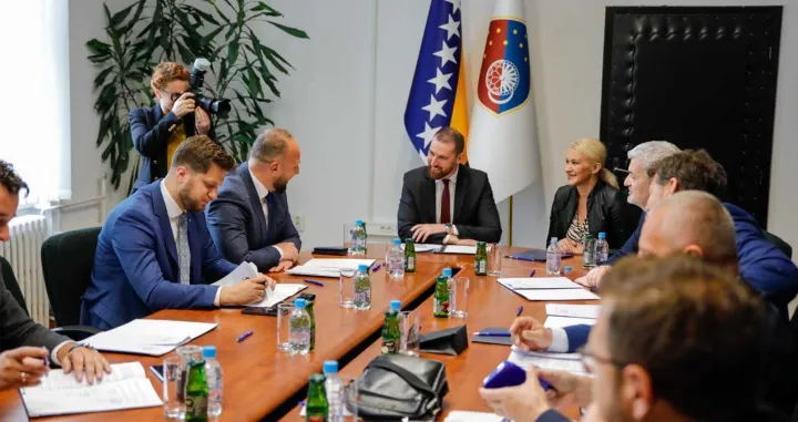 U Ministarstvu privrede Kantona Sarajevo danas je potpisan sporazum sa devet općina KS i Gradom Sarajevo o zajedničkoj implementaciji Programa uređenja riječnih korita i zaštite od poplava za 2025. godinu, vrijednog više od 5,8 miliona KM//