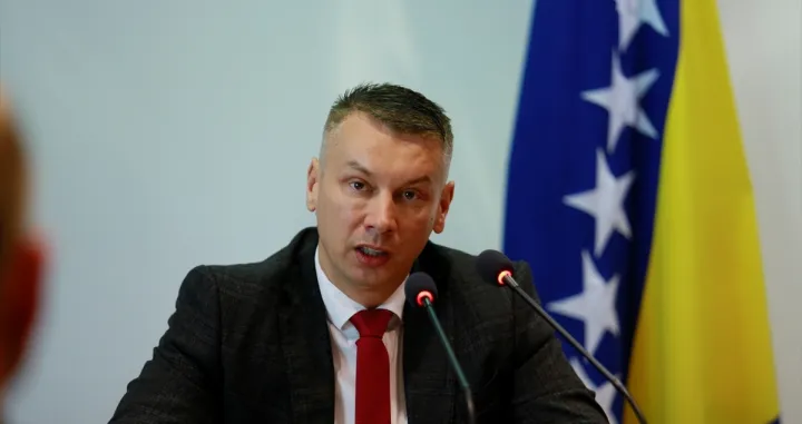 Vlasti Bosna i Hercegovina Kraljevine Švedske potpisale su danas sporazum o provedbi projekta izgradnje viznog kapaciteta, koji će pomoći usklađivanju viznog procesa BiH sa pravnom tečevinom Evropske unije. U tom kontekstu u Sarajevu je danas održan sastanak na visokom nivou delegacija BiH i Švedske. Sastanku u zgradi Parlamentarne skuštine BiH prisustvovali su ministar sigurnosti Nenad Nešić, ministar vanjskih poslova Elmedin Konaković, ambasadorica Švedske u BiH Helena Lagerlof i ambasador za migracije i povratak Ministarstva v poslova Švedske Jorgen Lindstrom./Anadolija