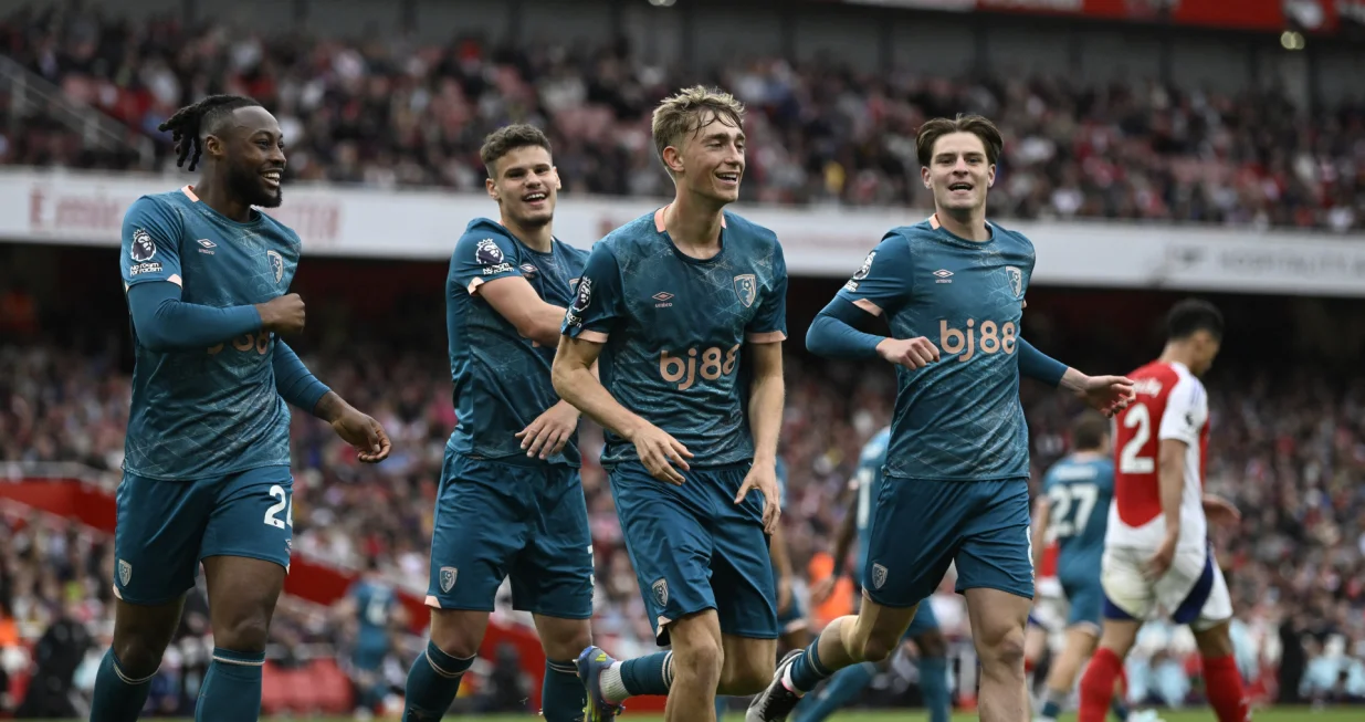 Soccer Football - Premier League - Arsenal v AFC Bournemouth - Emirates Stadium, London, Britain - May 3, 2025 AFC Bournemouth's Dean Huijsen celebrates scoring their first goal with Antoine Semenyo, Milos Kerkez and Alex Scott REUTERS/Tony O Brien EDITORIAL USE ONLY. NO USE WITH UNAUTHORIZED AUDIO, VIDEO, DATA, FIXTURE LISTS, CLUB/LEAGUE LOGOS OR 'LIVE' SERVICES. ONLINE IN-MATCH USE LIMITED TO 120 IMAGES, NO VIDEO EMULATION. NO USE IN BETTING, GAMES OR SINGLE CLUB/LEAGUE/PLAYER PUBLICATIONS. PLEASE CONTACT YOUR ACCOUNT REPRESENTATIVE FOR FURTHER DETAILS..