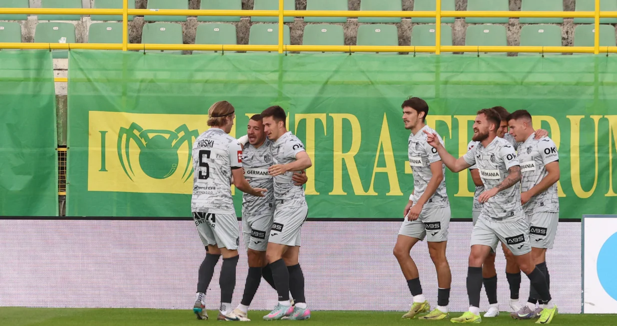 16.05.2025., stadion Aldo Drosina, Pula - SuperSport HNL, 35. kolo, NK Istra 1961 - HNK Sibenik. Slavlje nogometasa Istre nakon pogotka VInka Rozica za vodstv 2:0. Ville Koski, Josip Radosevic, Mateo Lisica, George Gagua, Stjepan Loncar i Vinko Rozic Photo: Srecko Niketic/PIXSELL