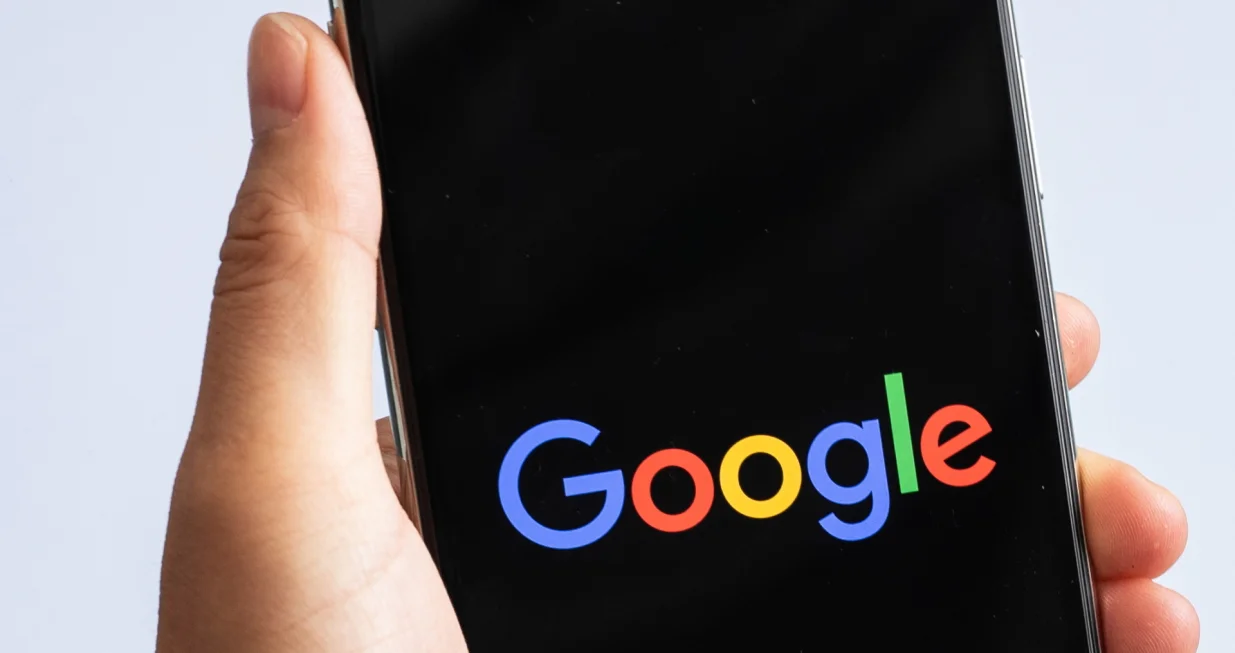 epa08883754 A close-up shows 'Google' logo on a smartphone in Berlin, Germany, 07 July 2020 (reissued 14 December 2020). Google services, including Gmail and Youtube experienced a worldwide outage briefly on 14 December. EPA/HAYOUNG JEON *** Local Caption *** 56200406/Hayoung Jeon