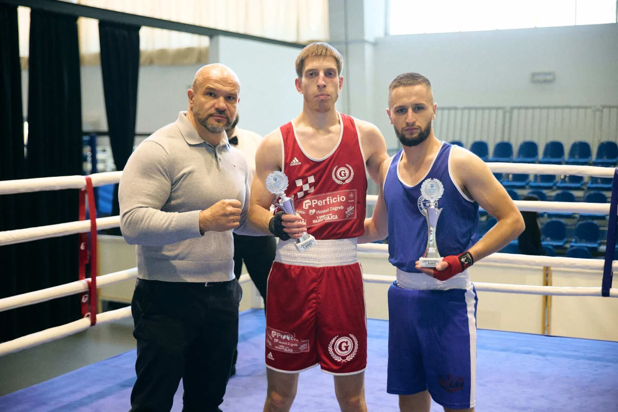 Benjamin Abazović uz trofej u Zagrebu (FOTO: Zagrebački boksački centar)