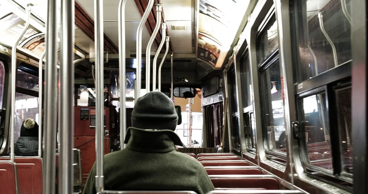 putnik, usamljen muškarac, autobus, gradski prijevoz/Unsplash