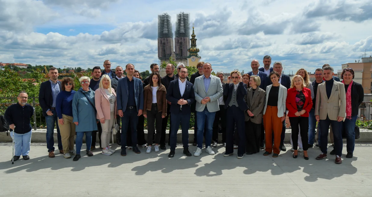 16.05.2025., Zagreb -Plato Gradec. Konferencija za medije na kojoj su zajednicki kandidati Mozemo! i SDP-a za gradonacelnika Grada Zagreba Tomislava Tomasevica i predsjednik SDP-a Sinise Hajdasa Doncica uputili zavrsne poruke uoci izbora za gradonacelnika i Gradsku skupstinu Grada Zagreba. Photo: Sanjin Strukic/PIXSELL/Sanjin Strukic/pixsell