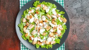 Salata s piletinom i ječmom/Freepik