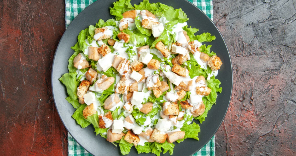 Salata s piletinom i ječmom/Freepik