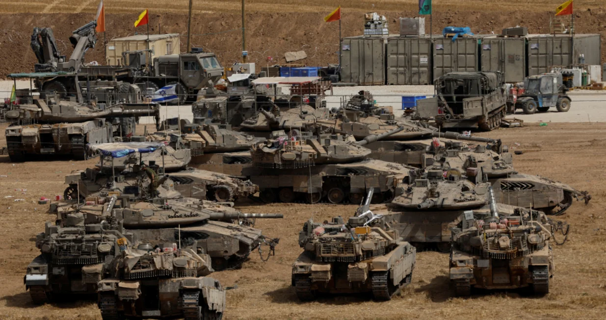 A view shows Israeli tanks near the Israel-Gaza border, in Israel May 17, 2025. REUTERS/Amir Cohen/Amir Cohen