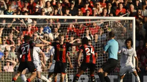 Soccer Football - Premier League - AFC Bournemouth v Aston Villa - Vitality Stadium, Bournemouth, Britain - May 10, 2025 AFC Bournemouth's Dean Huijsen appeals to referee Stuart Attwell REUTERS/Tony O Brien EDITORIAL USE ONLY. NO USE WITH UNAUTHORIZED AUDIO, VIDEO, DATA, FIXTURE LISTS, CLUB/LEAGUE LOGOS OR 'LIVE' SERVICES. ONLINE IN-MATCH USE LIMITED TO 120 IMAGES, NO VIDEO EMULATION. NO USE IN BETTING, GAMES OR SINGLE CLUB/LEAGUE/PLAYER PUBLICATIONS. PLEASE CONTACT YOUR ACCOUNT REPRESENTATIVE FOR FURTHER DETAILS..