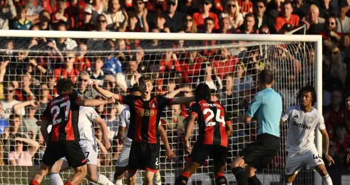 Soccer Football - Premier League - AFC Bournemouth v Aston Villa - Vitality Stadium, Bournemouth, Britain - May 10, 2025 AFC Bournemouth's Dean Huijsen appeals to referee Stuart Attwell REUTERS/Tony O Brien EDITORIAL USE ONLY. NO USE WITH UNAUTHORIZED AUDIO, VIDEO, DATA, FIXTURE LISTS, CLUB/LEAGUE LOGOS OR 'LIVE' SERVICES. ONLINE IN-MATCH USE LIMITED TO 120 IMAGES, NO VIDEO EMULATION. NO USE IN BETTING, GAMES OR SINGLE CLUB/LEAGUE/PLAYER PUBLICATIONS. PLEASE CONTACT YOUR ACCOUNT REPRESENTATIVE FOR FURTHER DETAILS..