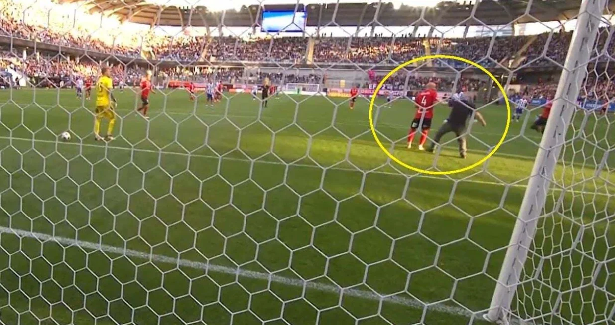 Navijač pokušao udariti igrača Ostersa (FOTO: Screenshot/X)