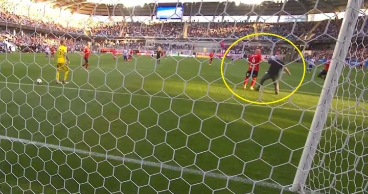 Navijač pokušao udariti igrača Ostersa (FOTO: Screenshot/X)