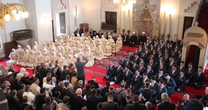 Gazi Husrev-begova medresa u Sarajevu danas je, svečanom akademijom i defileom, ispratila 475. generaciju maturanata i 43. generaciju maturantica ove škole/ Mina/Mina