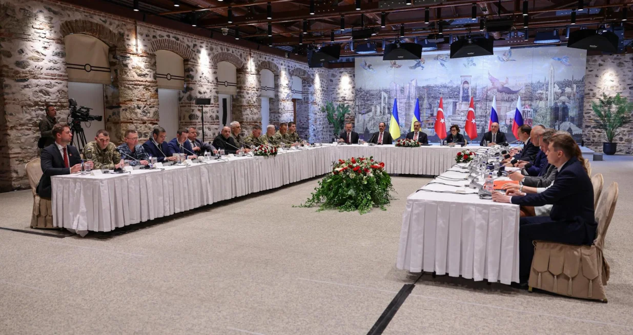 Istanbul, Turska - 16. maj 2025:Turski ministar vanjskih poslova Hakan Fidan predsjedavao je trilateralnim sastankom Turske, Rusije i Ukrajine u predsjedniДЌkom uredu Dolmabahce u Istanbulu u petak (Arda KГјГ§Гјkkaya - Anadolu Agency)/