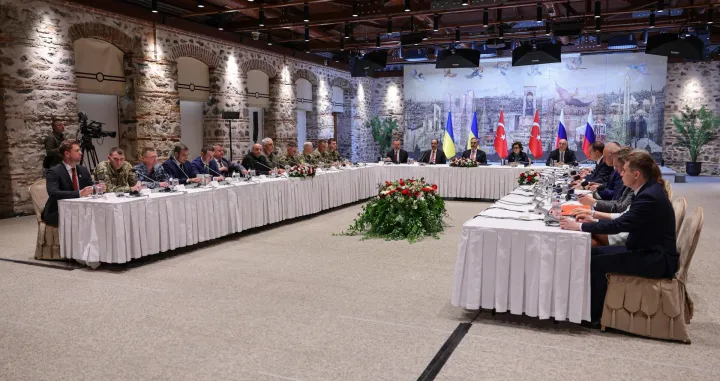 Istanbul, Turska - 16. maj 2025:Turski ministar vanjskih poslova Hakan Fidan predsjedavao je trilateralnim sastankom Turske, Rusije i Ukrajine u predsjedniДЌkom uredu Dolmabahce u Istanbulu u petak (Arda KГјГ§Гјkkaya - Anadolu Agency)/