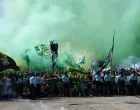 Soccer Football - Primeira Liga - Sporting CP v Vitoria S.C. - Estadio Jose Alvalade, Lisbon, Portugal - May 17, 2025 Sporting CP fans outside the stadium before the match REUTERS/Rodrigo Antunes