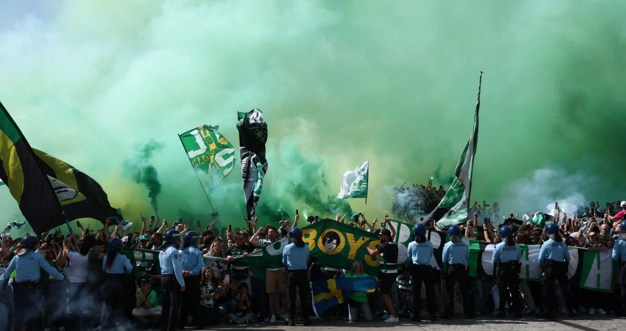 Soccer Football - Primeira Liga - Sporting CP v Vitoria S.C. - Estadio Jose Alvalade, Lisbon, Portugal - May 17, 2025 Sporting CP fans outside the stadium before the match REUTERS/Rodrigo Antunes