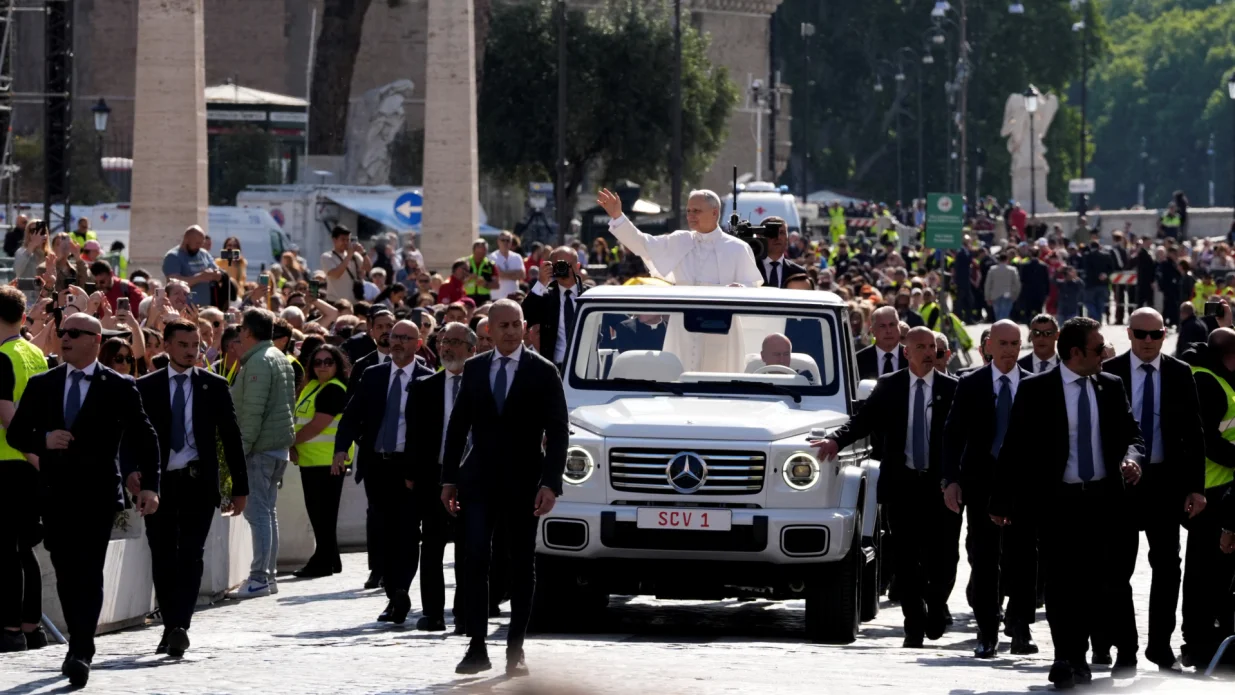 Pope Leo XIV arrives on the popemobile for his inaugural Mass at the Vatican, as seen from Rome, Italy May 18, 2025. REUTERS/MATTEO CIAMBELLI/Matteo Ciambelli