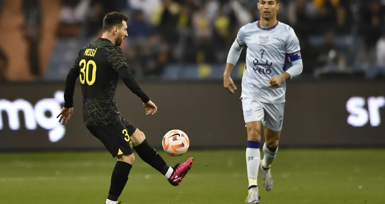 epa10416249 Lionel Messi of PSG in action against Cristiano Ronaldo of Riyadh XI during the friendly soccer match between the Riyadh XI and Paris Saint-Germain, in Riyadh, Saudi Arabia, 19 January 2023. The Riyadh XI consists of players from Saudi clubs Al-Nassr and Al Hilal, both based in Riyadh, the capital of Saudi Arabia. EPA-EFE/STR