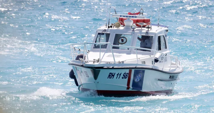 26.07.2023., Primosten - Pripadnici Lucke kapetanije pretrazuju more za mladicem koji je nestao pri skoku u more za vrijeme velikih valova. Photo: Dusko Jaramaz/PIXSELL/Dusko Jaramaz/pixsell